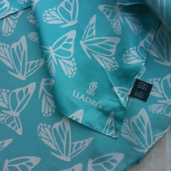Lladro silk scarf - Picture 3 of 7